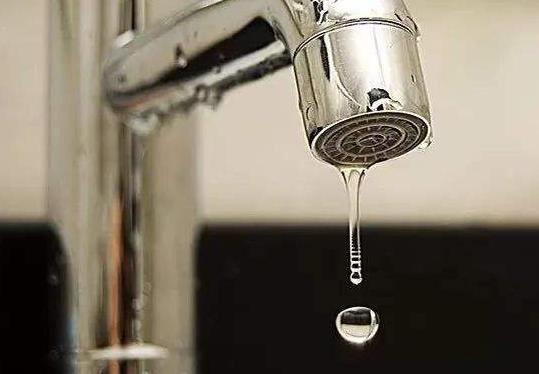 整棟樓就我家沒水？家里停水有哪幾種原因？