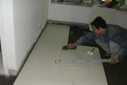 地暖上面鋪什么好？是選擇地板呢？還是瓷磚呢？